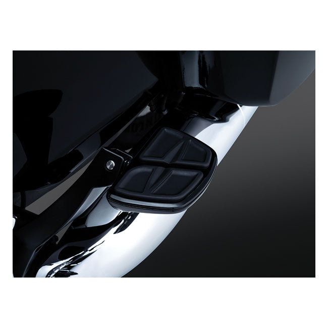 Kuryakyn, Kinetic mini floorboard set. Gloss black — All traditional H-D male mount. (Excl. rider/passenger on: 18-24 Softails; 20-21 Livewire; 15-20 XG; 10-21 XL1200X/XS; 11-20 XL1200C; 12-16 XL1200V)