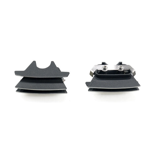 Head bolt bridge cover set. Finned, black — 18-25 Softail; 17-25 FLT/Touring (23-25 FLTRXSE; 24-25 FLTRXSTSE; 23-25 FLHXSE; 24-25 FLTRX; 24-25 FLHX; 2025 FLHXU); 17-25 Trikes