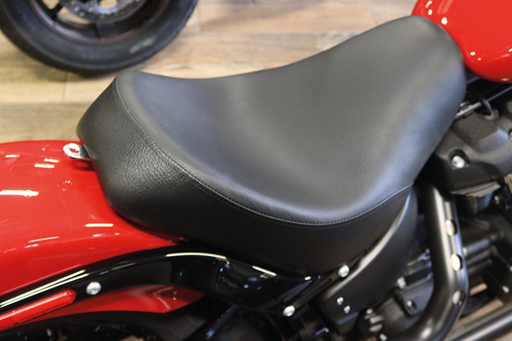 WYATT GATLING BUTT BUCKET SEAT FOR MILWAUKEE EIGHT SOFTAIL